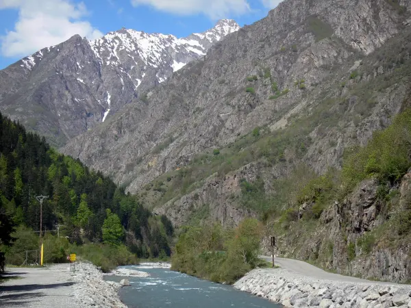 Valgaudemar - Tal des Valgaudemar: Wildbach Séveraisse, Bäume am Wasserrand und verschneite Berggipfel; im Nationalpark Ecrins (Ecrins Massiv)