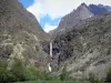 Valgaudemar - Vallée du Valgaudemar : cascade de Combefroide (chute d'eau) et montagnes ; dans le Parc National des Écrins (massif des Écrins)