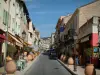 Vallauris - Toeristische-en winkelstraat met de vele winkels van aardewerk en keramiek