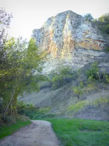 Valle del Cure - Camino al pie de los acantilados de Saint-Moré