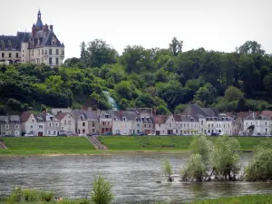 Valle del Loira - Chateau de Chaumont-sur-Loire, los árboles, las casas en el pueblo y el río (Loira)