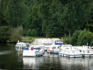 Valle del Mayenne - Daon puerto y los barcos amarrados, Mayenne río y la orilla boscosa