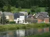 Valle del Semoy - Fachadas de casas en la aldea de la Semoy Hautes-Rivières del río, en el Parc Naturel Régional des Ardennes