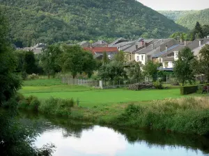 Valle della Semoy - Mostra di case nel villaggio delle Hautes-Rivières, Semoy fiume e la foresta delle Ardenne, nel Parc Naturel Régional des Ardennes