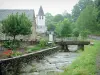 Vallée d'Aspe - Lourdios-Ichère : bâtisse en pierre et clocher de l'église Saint-Isidore en bord de rivière