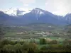 Vallée du Champsaur - Église et maisons du village de Saint-Julien-en-Champsaur, prairies, arbres et montagnes aux cimes enneigées