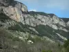 Vallée de Freissinières - Parois rocheuses, maisons et arbres ; dans le Parc National des Écrins