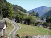 Vallée de Lesponne - Chemin, maisons et arbres ; dans la Bigorre