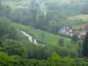 Vallée du Loir - De la butte du village troglodytique de Trôo, vue sur la rivière (le Loir), les arbres, les maisons et les champs