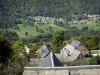 Vallée du Louron - Toits de maisons avec vue sur un village de la vallée