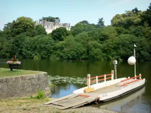 Vallée de la Mayenne - Bac de Ménil, rivière Mayenne et château de La Porte entouré de verdure