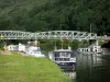 Vallée de la Meuse - Parc Naturel Régional des Ardennes : halte fluviale de Haybes, bateaux sur l'eau et pont enjambant le fleuve Meuse