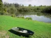 Vallée de la Somme - Barque posée sur l'herbe, étang de la Haute Somme et végétation