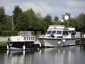 Vallée de la Somme - Port fluvial de Cappy : bateaux amarrés