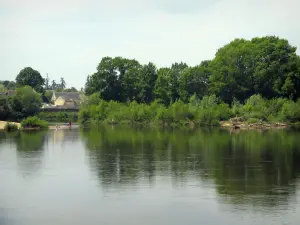 Vallée de la Vienne - Rivière (la Vienne), arbres et maisons