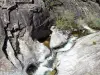 Vallée de la Volane - Parc Naturel Régional des Monts d'Ardèche : rivière Volane entourée de roche