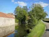 Vallei van de Cousin - Promenade langs het water, langs het kasteel van Vault-de-Lugny