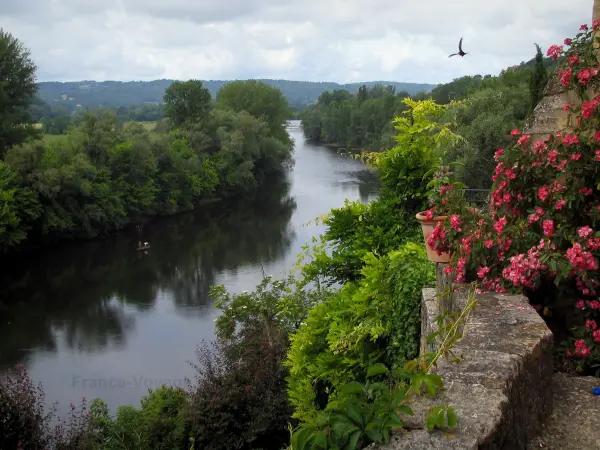 Vallei van de Dordogne - Het dorp Beynac-et-Cazenac, met uitzicht op de rivier (de Dordogne), met bomen omzoomd met een vogel in vlucht en een bewolkte hemel, in de Perigord