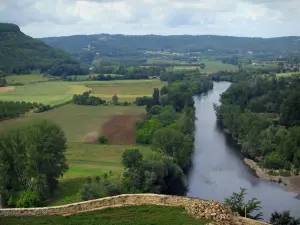 Vallei van de Dordogne - River (Dordogne), bomen, velden, bossen en heuvels met een bewolkte hemel, in de Perigord