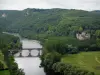 Vallei van de Dordogne - River Bridge (de Dordogne), bomen in de rivier, het kasteel en het bos Fayrac, in de Perigord