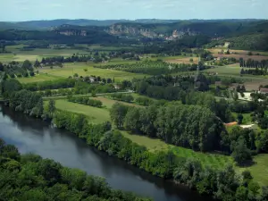 Vallei van de Dordogne - River (Dordogne), bomen, velden en kliffen op de achtergrond, in de Perigord