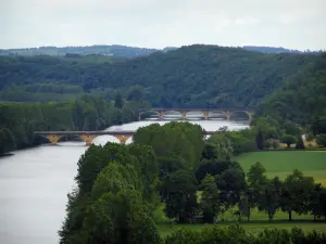 Vallei van de Dordogne - Bruggen over de rivier (de Dordogne), bomen aan de waterkant, velden en bossen, in de Perigord