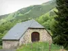 Vallei van Jordanne - Parc Naturel Régional des Volcans d'Auvergne: stenen schuur, omringd door bomen