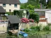 Vallei van de Loir - Op een rivier Loir, ponton vissersboten en afgemeerd, aan Ruille-sur-Loir