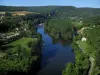 Vallei van de Lot - River (Lot), bomen aan het water, huizen, velden, bossen en heuvels, in de Quercy