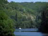 Vallei van de Lot - River (LOT) met een boot en bomen aan de rand van het water, in de Quercy