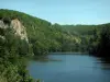 Vallei van de Lot - River (Lot), rock en bomen aan de rand van het water, in de Quercy