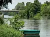 Vallei van de Sarthe - Boot afgemeerd, Sarthe rivier, brug Parce-sur-Sarthe, en bomen aan de rand van het water