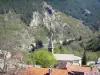 Vallei van de Volane - Gezicht op de kerktoren en de daken van de huizen in het dorp Laviolle in een groene omgeving in het hart van het Regionale Natuurpark van de Monts d'Ardèche