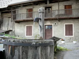 Vallouise - Holz-Brunnen und Dorfhaus; im Nationalpark Écrins