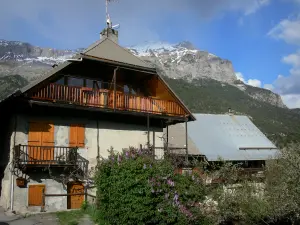 Vallouise - Dorfhäuser und Berg; im Nationalpark Écrins