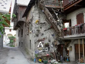 Vallouise - Casas com varandas de madeira e beco da vila