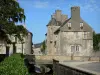 Valognes - Kleine brug over de rivier regionale museum Cider (thuisbasis van het Algemeen Hoofdkwartier) en woningen van de stad in het schiereiland Cotentin