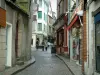 Vannes - Ruelle pavée bordée de maisons et magasins