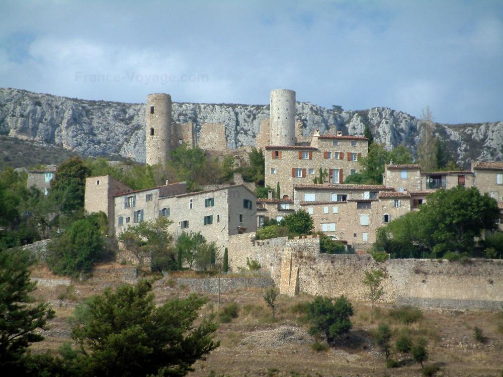 Guide du Var - Bargème - Ruines du château féodal dominant les maisons en pierre du village, parois rocheuses en arrière-plan (Parc Naturel Régional du Verdon)