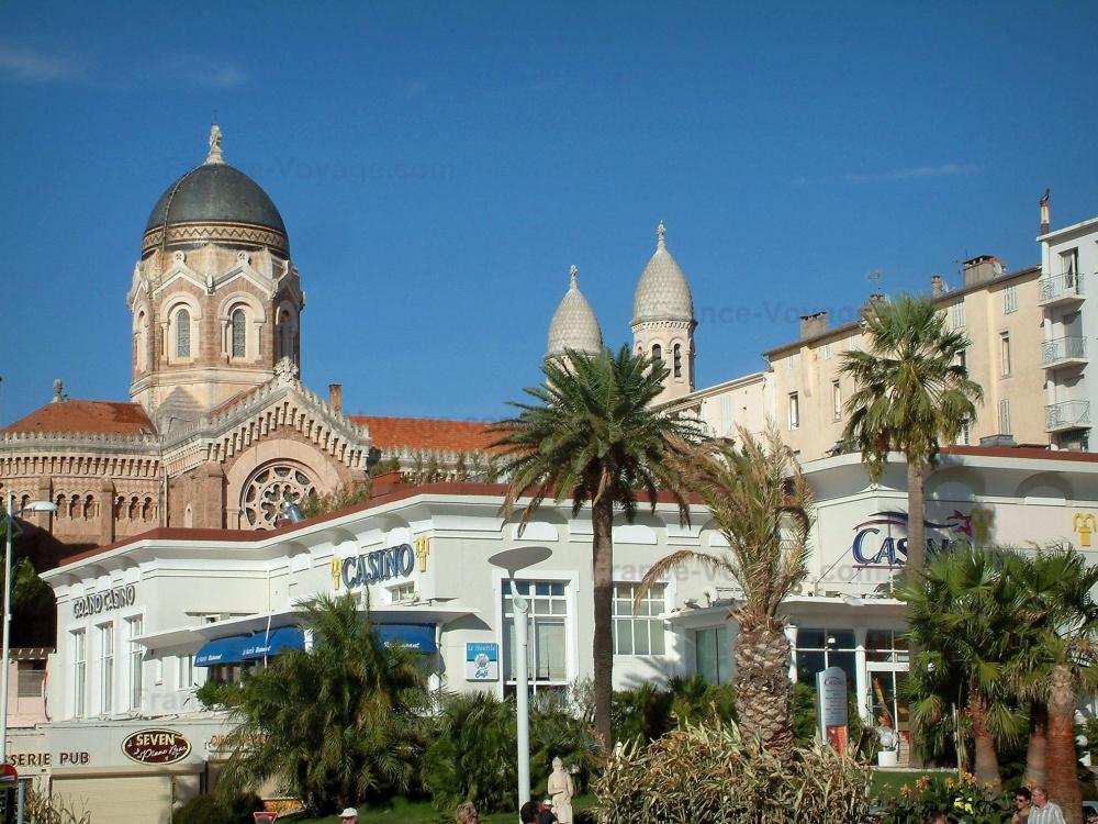 Guide du Var - Saint-Raphaël - Palmiers, Casino et église (basilique) Notre-Dame-de-la-Victoire-de-Lépante de style néo-byzantin