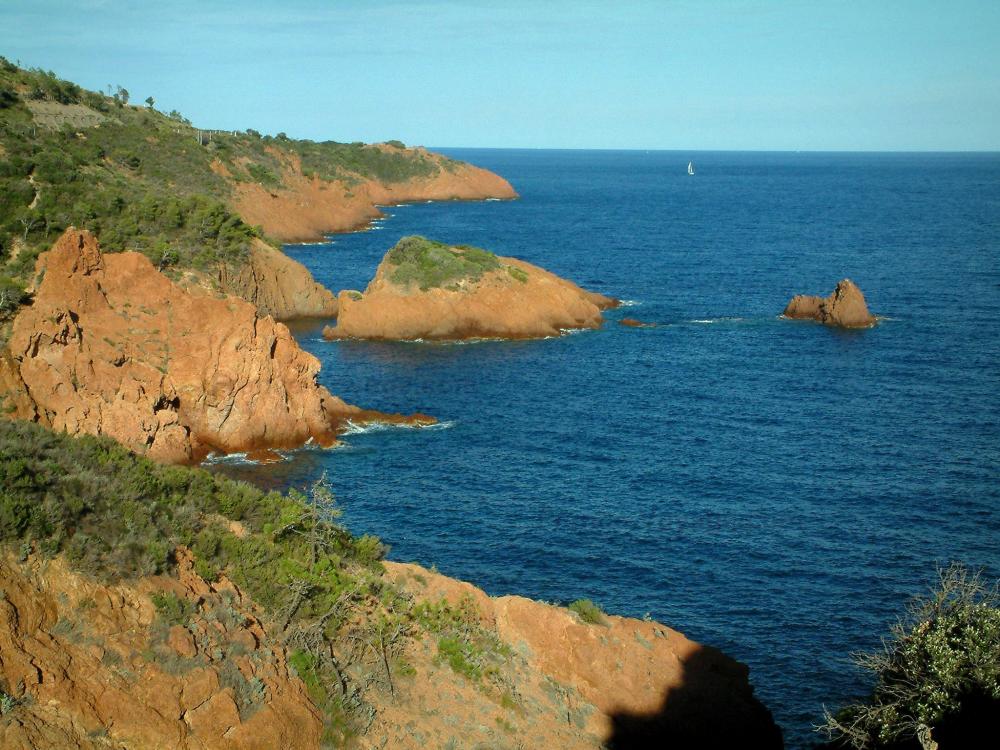 Guide du Var - Paysages du littoral de la Côte d'Azur - Massif de l'Estérel : roches rouges (porphyre) de la côte sauvage et mer méditerranée