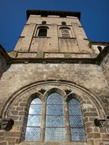 Varen - Raam-en klokkentoren van de Romaanse kerk St. Peter