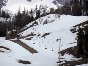 Vars - Vars-les-Claux, station de ski (station de sports d'hiver et d'été) : télésièges (remontées mécaniques), neige et arbres