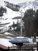 Vars - Vars-the-Claux, ski resort (wintersportplaats en in de zomer): stoeltjeslift (skilift), sneeuw en bomen