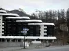 Vars - Vars-the-Claux, ski resort (wintersportplaats en in de zomer): gebouw, bomen en bergen