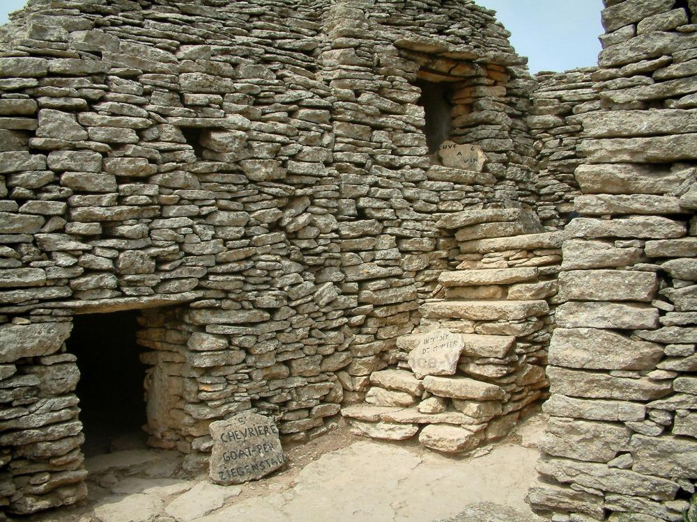 Guide du Vaucluse - Village des Bories - Constructions (chevrière et cuve à vin) en pierre sèche