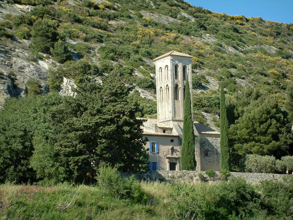 Guide du Vaucluse - Chapelle Notre-Dame d'Aubune - Chapelle romane entourée d'arbres et de végétation