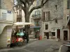 Vence - Place du Peyra avec ses belles maisons, son arbre, ses restaurants et sa boutique de spécialités provençales