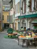 Vence - Jolies maisons et étalage de fruits et légumes de la vieille ville