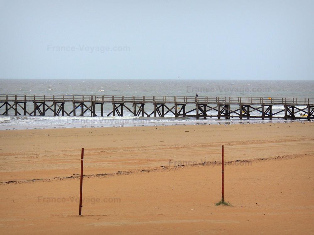 Guide de la Vendée - Saint-Jean-de-Monts - Station balnéaire : plage de sable, estacade et mer (océan Atlantique)